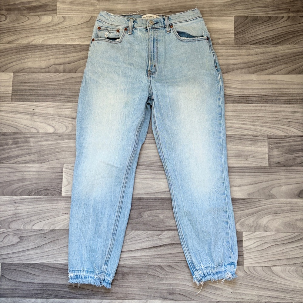 Abercrombie & Fitch High Rise Mom Jeans | Light Wash | Size 28/6